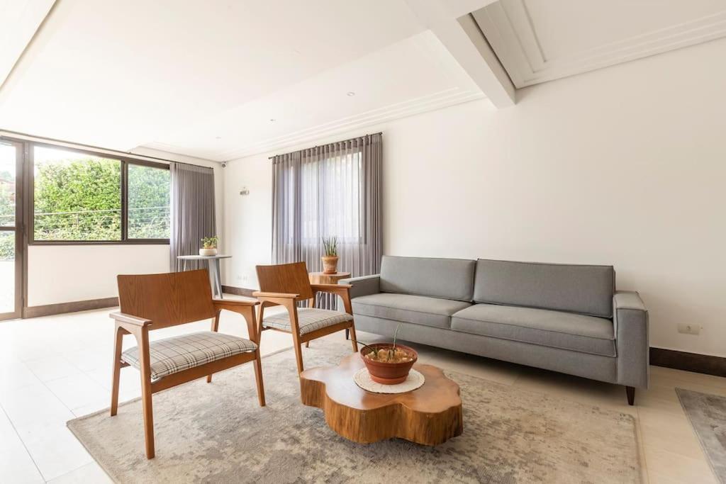 Nosso Loft Encantador Em กังโปสดูจอร์เดา ภายนอก รูปภาพ